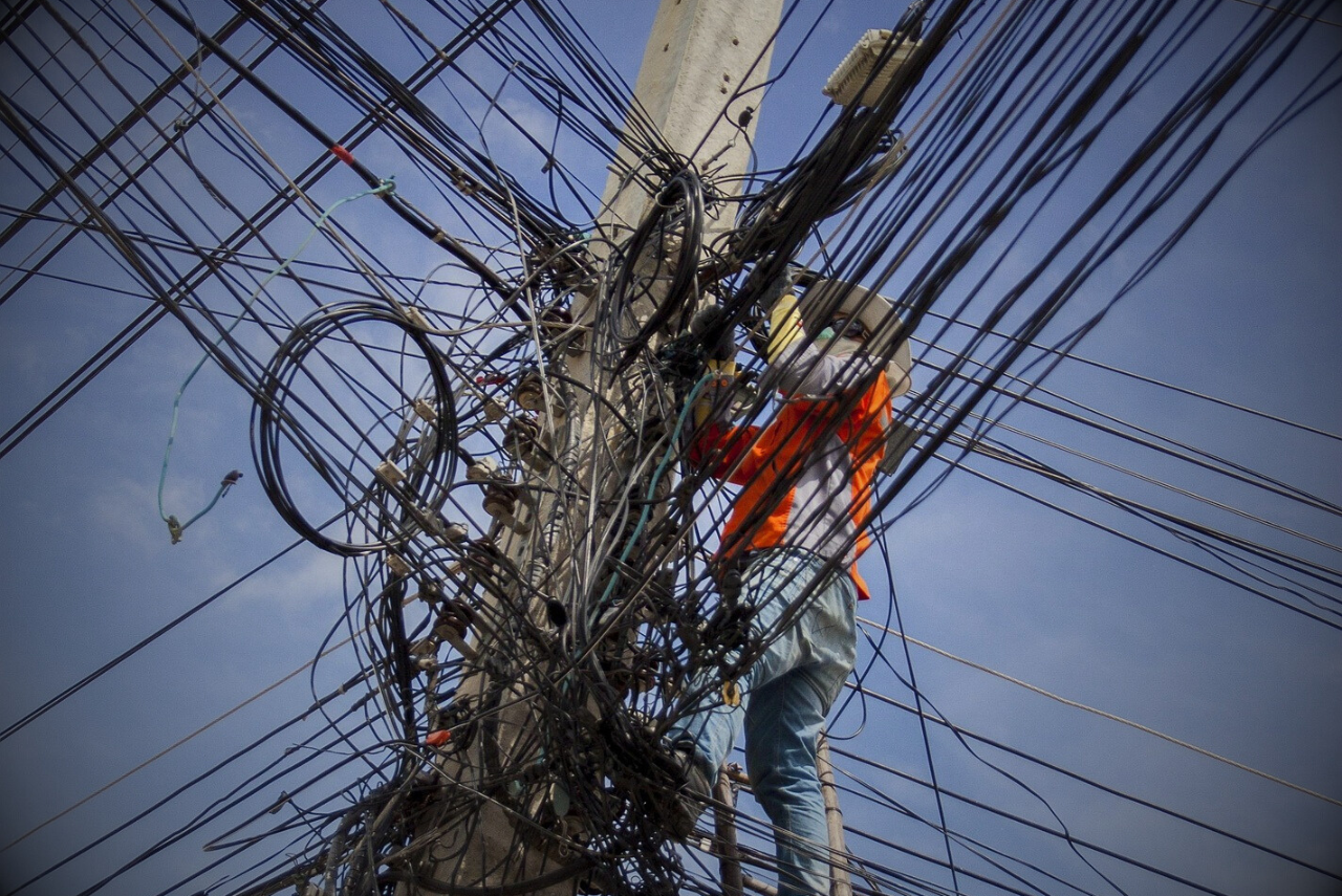 Furto de cabos de energia na área da concessão da Enel Rio tem  extensão comparável à da Ponte Rio-Niterói
