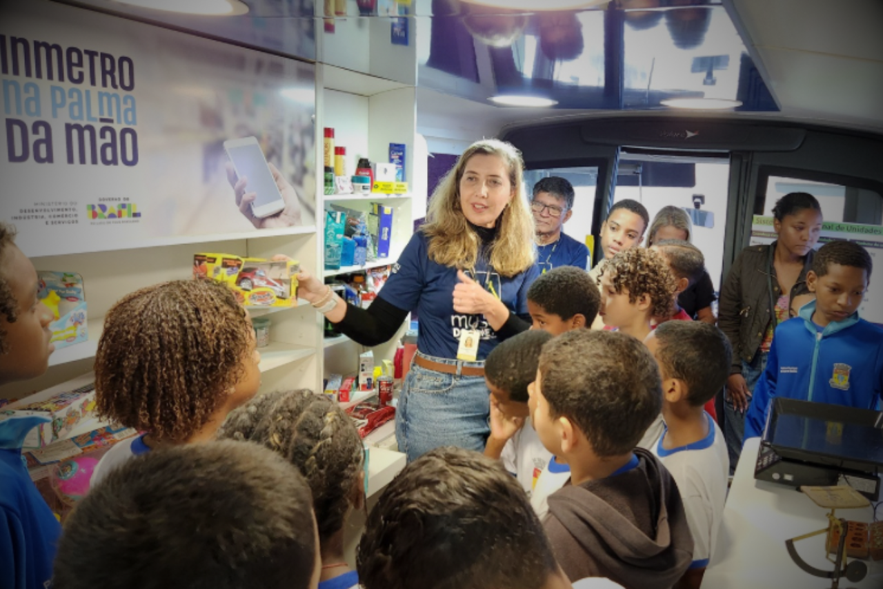 Inmetro leva ciência e experiências interativas a estudantes de Duque de Caxias por meio do Inmetromóvel