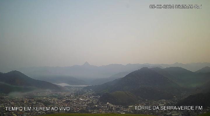 Névoa seca cobre boa parte da paisagem em Xerém