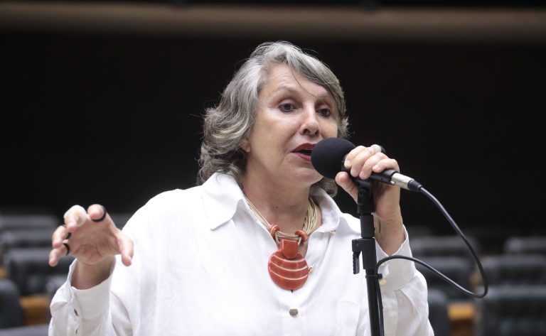Comissão de Defesa dos Direitos da Mulher aprova proposta que amplia divulgação do Ligue 180 e programa Sinal Vermelho