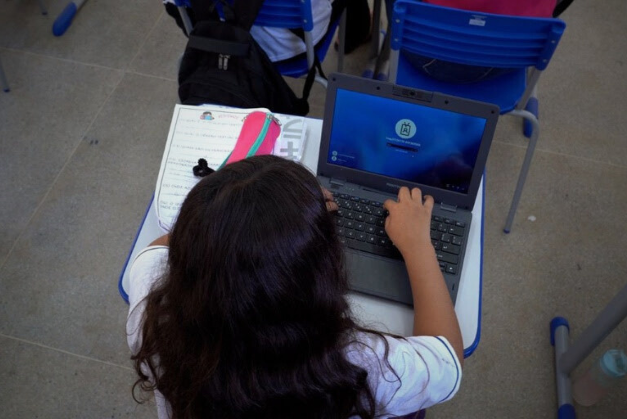 Acesso à internet em escolas da rede pública do Rio de Janeiro chega a 99% em 2025