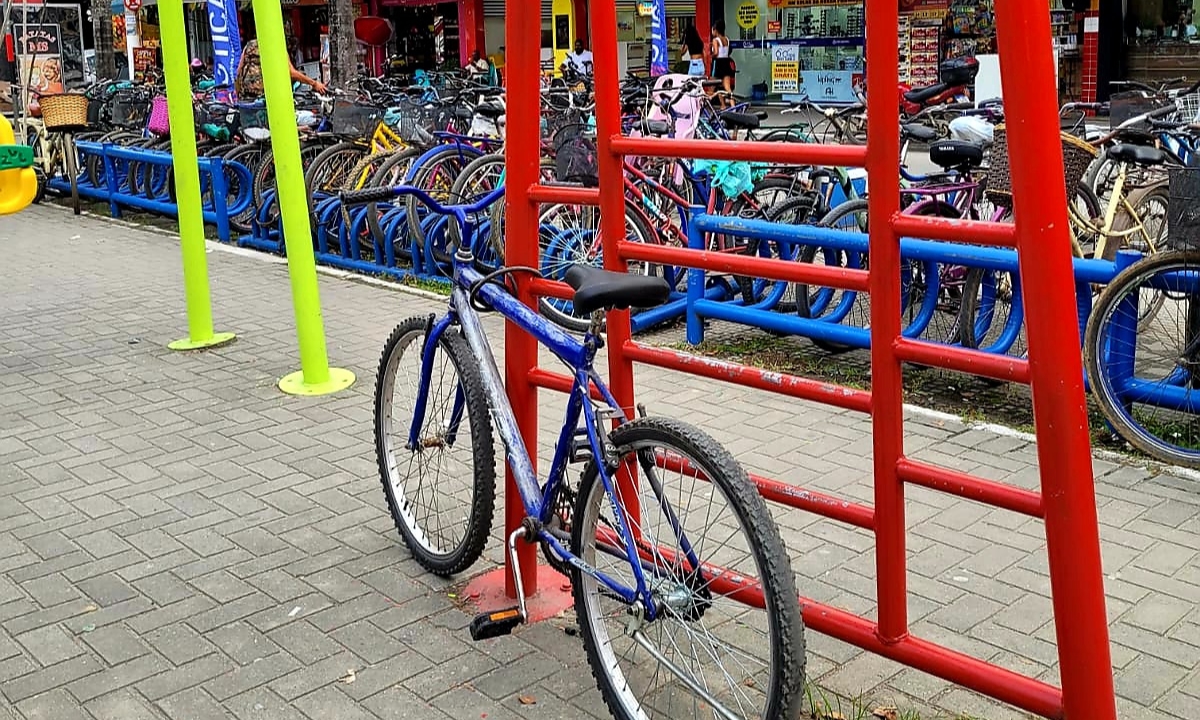 Brinquedos da Praça de Mantiquira, em Xerém, estão sendo usados como bicicletário