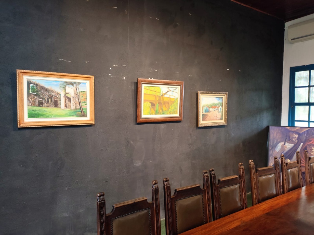 Auditório do Museu Vivo do São Bento retoma exposição de quadros de artistas da baixada fluminense