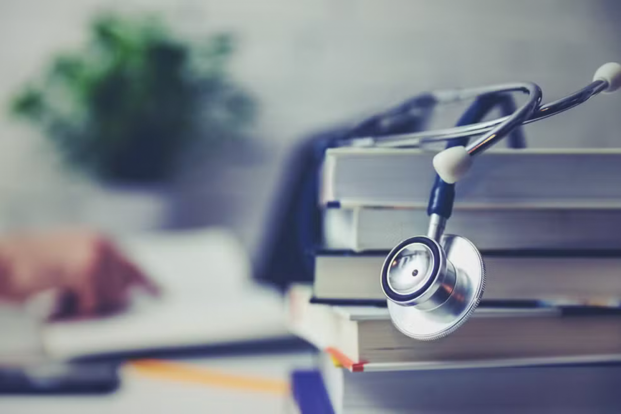 30% dos cursos de medicina no Brasil sofrerão sanções devido ao baixo desempenho no Enamed