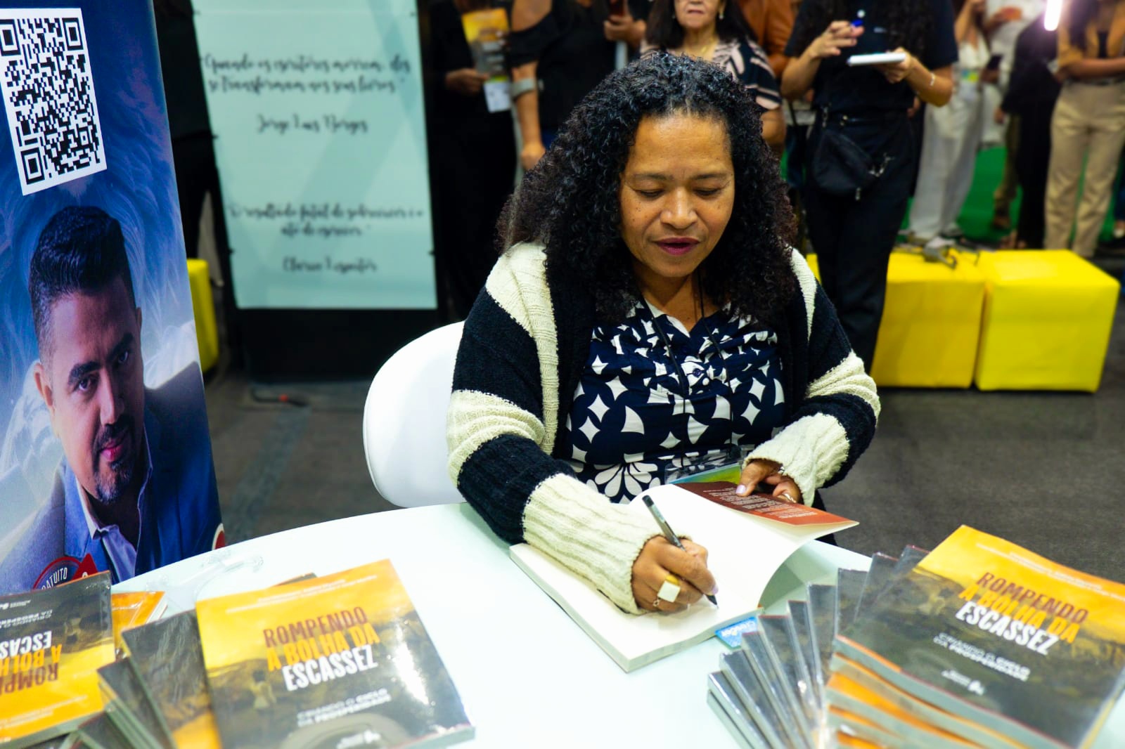 Colunista da Rádio Serra Verde lança livro na Bienal 2025