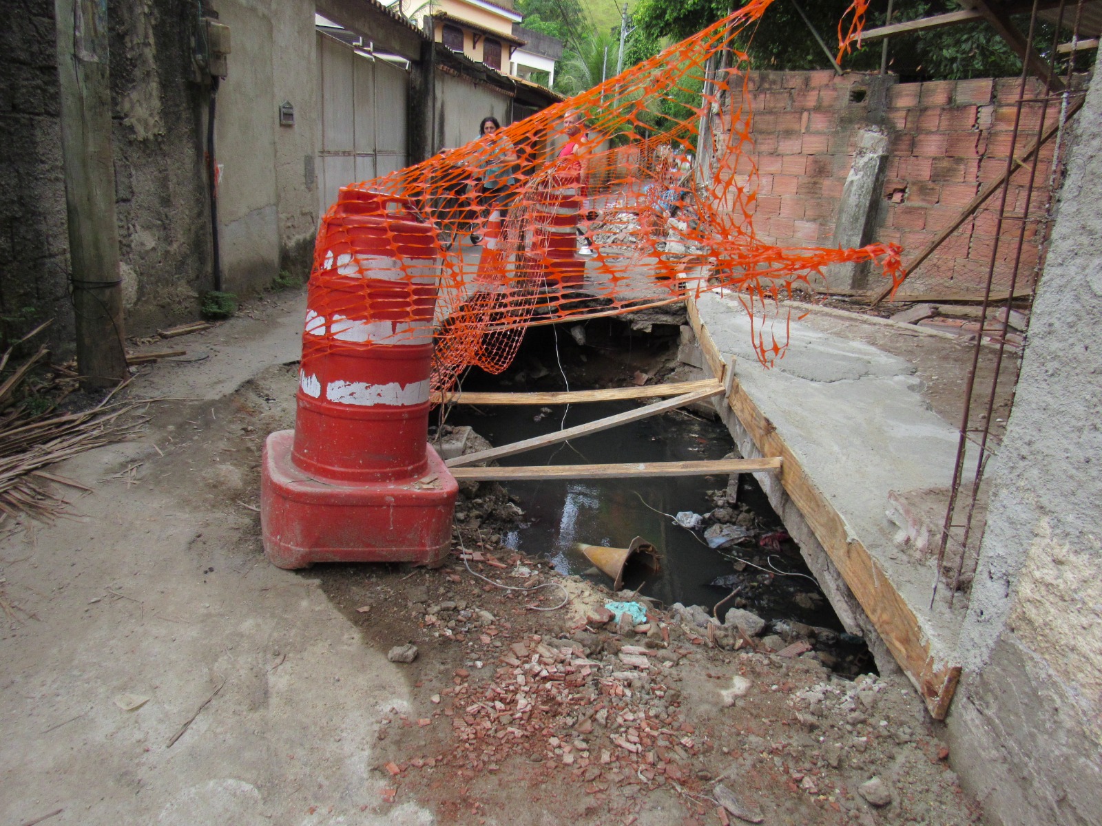 Ponte de rua em Xerém é danificada após acidente com Caminhão