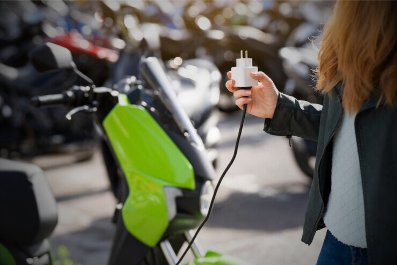 Proprietários de motos e ciclomotores elétricos têm até 31 de dezembro de 2025 para regularizar seus veículos junto ao RENAVAM; Entenda quais veículos de duas ou três rodas vão exigir placa e habilitação dos condutores